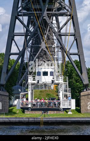 Ferry suspendu sous le pont supérieur de Rendsburg dans le Schleswig-Holstein, Allemagne Banque D'Images