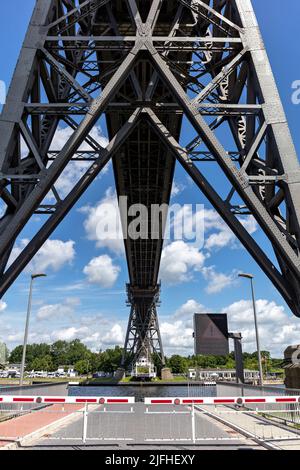 Ferry suspendu sous le pont supérieur de Rendsburg dans le Schleswig-Holstein, Allemagne Banque D'Images