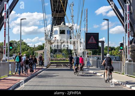 Ferry suspendu sous le pont supérieur de Rendsburg dans le Schleswig-Holstein, Allemagne Banque D'Images