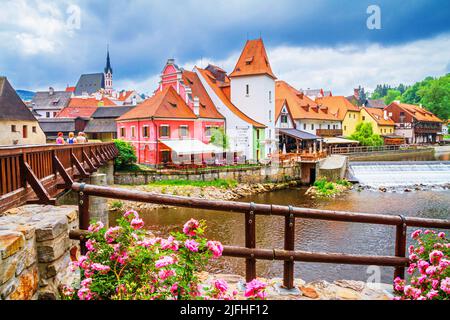 Paysage urbain d'été - vue sur la vieille ville de Cesky Krumlov et la rivière Vltava qui s'y écoule, République tchèque Banque D'Images