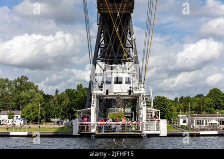 Ferry suspendu sous le pont supérieur de Rendsburg dans le Schleswig-Holstein, Allemagne Banque D'Images