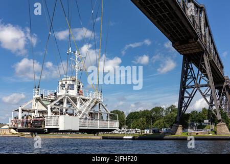 Ferry suspendu sous le pont supérieur de Rendsburg dans le Schleswig-Holstein, Allemagne Banque D'Images