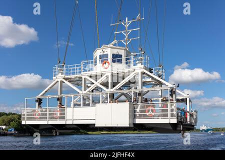 Ferry suspendu sous le pont supérieur de Rendsburg dans le Schleswig-Holstein, Allemagne Banque D'Images