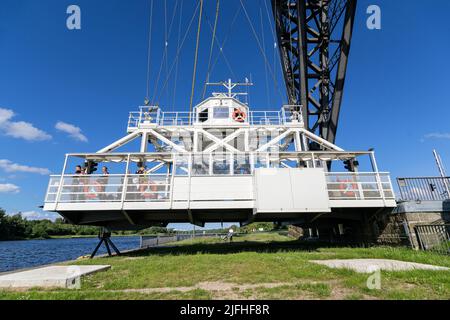 Ferry suspendu sous le pont supérieur de Rendsburg dans le Schleswig-Holstein, Allemagne Banque D'Images