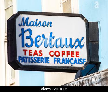 Londres, Royaume-Uni - 8 mars 2022: Un panneau au-dessus de l'entrée de la Maison Beaux, situé sur la rue grecque à Londres, Royaume-Uni. La Maison Betaux est un centre historique de 19th Banque D'Images