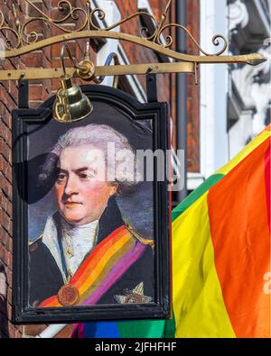 Londres, Royaume-Uni - 8 mars 2022 : gros plan du panneau suspendu traditionnel à l'extérieur de la maison publique de l'amiral Duncan, située sur l'ancienne rue Compton Banque D'Images