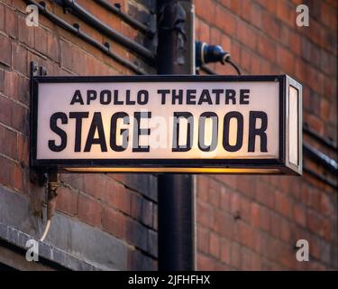 Londres, Royaume-Uni - 8 mars 2022 : panneau pour l'Apollo Theatre Stage Door dans le West End de Londres, Royaume-Uni. Banque D'Images