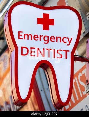 Londres, Royaume-Uni - 8 mars 2022 : gros plan d'un panneau de dentiste d'urgence. Banque D'Images