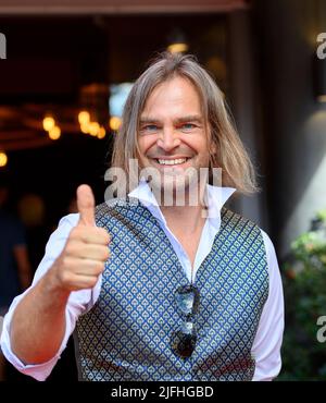 Repas, Allemagne. 02nd juillet 2022. Tim WILHELM, modérateur, chanteur, du groupe Muengener Freiheit Gala - Goldene sonne Spezial 2022, à l'occasion de 40 ans de télévision privée sur 2 juillet 2022 à Essen/ Allemagne crédit: dpa/Alamy Live News Banque D'Images