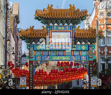 Londres, Royaume-Uni - 8 mars 2022 : la magnifique porte de chinatown sur Gerrard place, qui marque le début de la région de la ville de Chine dans l'extrémité ouest du cent Banque D'Images