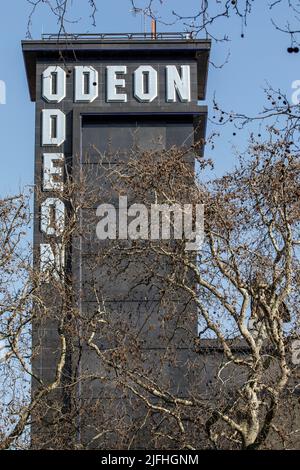 Londres, Royaume-Uni - 8 mars 2022 : vue sur le célèbre bâtiment de cinéma Odeon Luxe, situé sur Leicester Square à Londres, Royaume-Uni. Banque D'Images