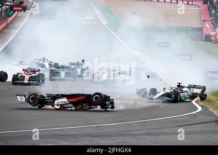 Silverstone, Royaume-Uni. 3rd juillet 2022. 24 ZHOU Guanyu (chi), Alfa Romeo F1 Team ORLEN C42, action 63 RUSSELL George (gbr), Mercedes AMG F1 Team W13, action début de la course, départ, crash, accident, pendant la Formule 1 Lenovo British Grand Prix 2022, 10th tour du Championnat du monde de Formule 1 FIA 2022, Sur le circuit Silverstone, de 1 juillet au 3, 2022 à Silverstone, Royaume-Uni - photo Xavi Bonilla / DPPI crédit: DPPI Media / Alamy Live News Banque D'Images