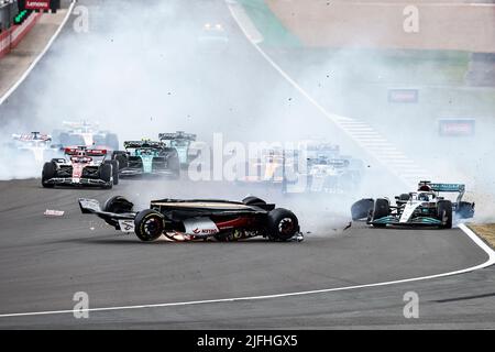 Silverstone, Royaume-Uni. 3rd juillet 2022. 24 ZHOU Guanyu (chi), Alfa Romeo F1 Team ORLEN C42, action 63 RUSSELL George (gbr), Mercedes AMG F1 Team W13, action début de la course, départ, crash, accident, pendant la Formule 1 Lenovo British Grand Prix 2022, 10th tour du Championnat du monde de Formule 1 FIA 2022, Sur le circuit Silverstone, de 1 juillet au 3, 2022 à Silverstone, Royaume-Uni - photo Xavi Bonilla / DPPI crédit: DPPI Media / Alamy Live News Banque D'Images