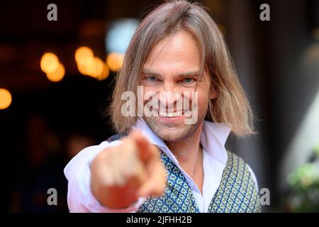 Repas, Allemagne. 02nd juillet 2022. Tim WILHELM, modérateur, chanteur, du groupe Muengener Freiheit Gala - Goldene sonne Spezial 2022, à l'occasion de 40 ans de télévision privée sur 2 juillet 2022 à Essen/ Allemagne crédit: dpa/Alamy Live News Banque D'Images