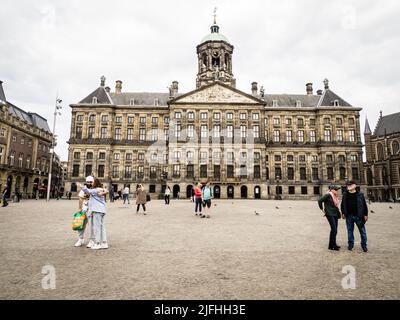 Touristes en face du palais royal sur la place du Dam, Amsterdam Banque D'Images