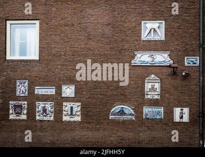 Plaques de pignon sur les murs extérieurs du musée d'Amsterdam Banque D'Images