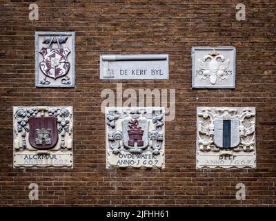 Plaques de pignon sur les murs extérieurs du musée d'Amsterdam Banque D'Images