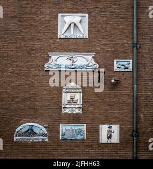 Plaques de pignon sur les murs extérieurs du musée d'Amsterdam Banque D'Images