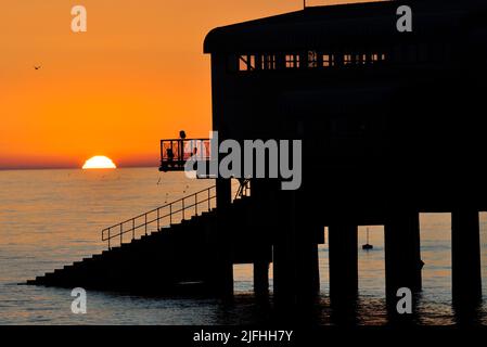 Lever du soleil au milieu de l'été, à côté de la jetée de Cromer, Norfolk, Angleterre, Royaume-Uni Banque D'Images