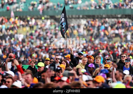 Silverstone, Royaume-Uni. 03rd juillet 2022. Ambiance du circuit - fans sur le podium. Grand Prix de Grande-Bretagne, dimanche 3rd juillet 2022. Silverstone, Angleterre. Crédit : James Moy/Alay Live News Banque D'Images