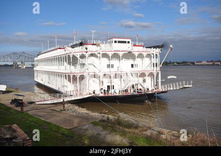 Croiseur à aubes américain Duchess sur le fleuve Mississippi à Natchez, Mississippi, États-Unis Banque D'Images