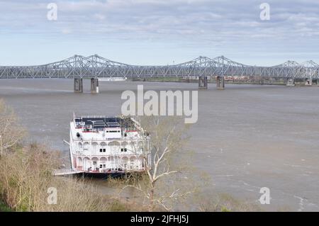 Croiseur à aubes américain Duchess sur le fleuve Mississippi à Natchez, Mississippi, États-Unis Banque D'Images