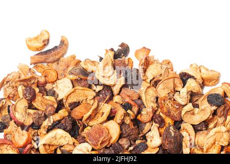 Fruits secs, pommes, poires, abricots, prunes,raisins,raisins secs, isolé sur fond blanc. Banque D'Images