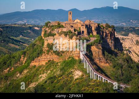 Superbe vue panoramique avec le célèbre village médiéval de Civita di Bagnoregio sur les falaises au coucher du soleil, Lazio, Italie, Europe Banque D'Images