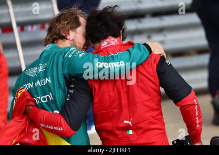 Silverstone, Royaume-Uni. 03rd juillet 2022. (De gauche à droite): Sebastian Vettel (GER) Aston Martin F1 l'équipe fête avec le vainqueur de la course Carlos Sainz Jr (ESP) Ferrari au parc ferme. 03.07.2022. Championnat du monde de Formule 1, Rd 10, Grand Prix de Grande-Bretagne, Silverstone, Angleterre, Jour de la course. Le crédit photo doit être lu : images XPB/Press Association. Crédit : XPB Images Ltd/Alamy Live News Banque D'Images