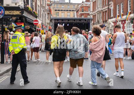 Scène pour les interprètes sur Dean Street pendant Pride 2022 à Londres Banque D'Images