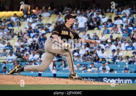 Le pichet de secours des Padres de San Diego Tim Hill (25) lance lors d'un match de MLB contre les Dodgers de Los Angeles, samedi, 2 juillet 2022, au stade Dodger, po Banque D'Images