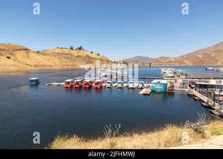 Three Rivers, Etats-Unis - 21 mai 2022: Les bateaux de la maison à la jetée dans le lac Kaweah sont à louer pour les touristes. Banque D'Images