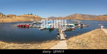 Three Rivers, Etats-Unis - 21 mai 2022: Les bateaux de la maison à la jetée dans le lac Kaweah sont à louer pour les touristes. Banque D'Images