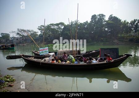 Une école flottante sur un petit bateau pour les enfants gitans sur un canal près de la rivière Meghna à Sahapur à Sonargaon, Narayanganj, Bangladesh. Banque D'Images
