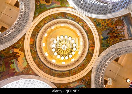 Salt Lake City, Utah - 28 mai 2022 : plafond de la coupole de la Chambre du bâtiment du Capitole de l'État de l'Utah, sur la colline du Capitole, à Salt Lake City Banque D'Images