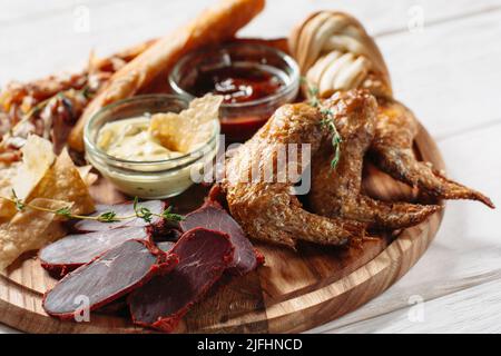 En-cas de bière à la viande sur une assiette blanche Banque D'Images