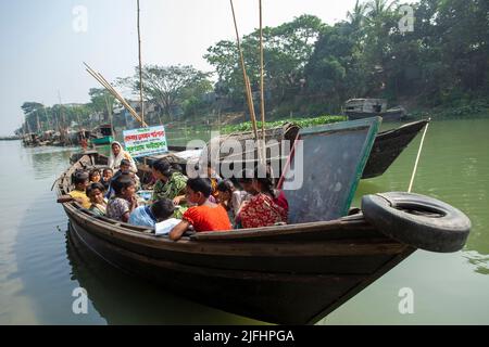 Les enfants tziganes suivent un cours dans une école flottante sur un canal à Sahapur à Sonargaon, Narayanganj, Bangladesh. Banque D'Images