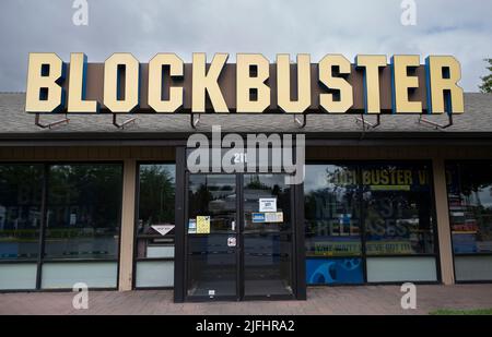 Bend, Oregon, États-Unis. 19th juin 2022. Le dernier site de location de vidéos Blockbuster restant se trouve à Bend, Oregon, sur 19 juin 2022. Blockbuster LLC a fermé tous ses magasins appartenant à la société d'ici 2014, laissant le site de Bend comme l'un des 50 magasins de franchise restants. En juillet 2018, il est devenu le dernier Blockbuster restant aux États-Unis, et en mars 2019 le dernier au monde. (Image de crédit : © David Becker/ZUMA Press Wire) Banque D'Images