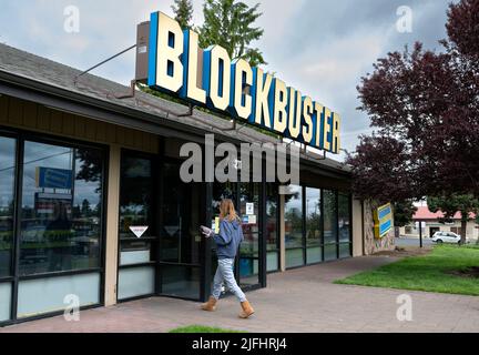 Bend, Oregon, États-Unis. 19th juin 2022. Une femme retourne des DVD loués au dernier magasin vidéo Blockbuster restant est vu à Bend, Oregon sur 19 juin 2022. Blockbuster LLC a fermé tous ses magasins appartenant à la société d'ici 2014, laissant le site de Bend comme l'un des 50 magasins de franchise restants. En juillet 2018, il est devenu le dernier Blockbuster restant aux États-Unis, et en mars 2019 le dernier au monde. (Image de crédit : © David Becker/ZUMA Press Wire) Banque D'Images