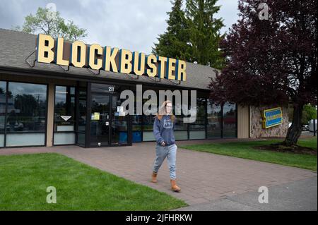 Bend, Oregon, États-Unis. 19th juin 2022. Une femme qui part du dernier magasin vidéo Blockbuster est vue à Bend, Oregon, sur 19 juin 2022. Blockbuster LLC a fermé tous ses magasins appartenant à la société d'ici 2014, laissant le site de Bend comme l'un des 50 magasins de franchise restants. En juillet 2018, il est devenu le dernier Blockbuster restant aux États-Unis, et en mars 2019 le dernier au monde. (Image de crédit : © David Becker/ZUMA Press Wire) Banque D'Images