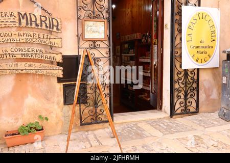 Erice, Sicile (Italie): Pâtisserie de Maria Grammatico. Maria Grammatico est la confiserie la plus célèbre de Sicile Banque D'Images