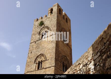 Erice, Sicile: Real Duomo (Real Chiesa Madrice Insigne Collégiata) construit en 1314 dédié à l'Assomption de la Vierge et de la Tour du roi Frédéric Banque D'Images