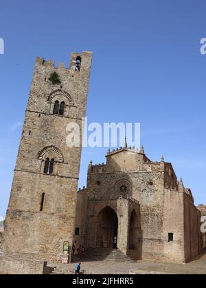 Erice, Sicile: Real Duomo (Real Chiesa Madrice Insigne Collégiata) construit en 1314 dédié à l'Assomption de la Vierge et de la Tour du roi Frédéric Banque D'Images