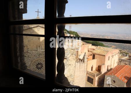 Erice, Sicile: Real Duomo (Real Chiesa Madrice Insigne Collégiata) construit en 1314 dédié à l'Assomption de la Vierge et de la Tour du roi Frédéric Banque D'Images