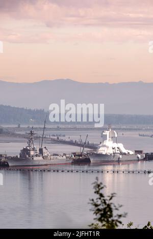 Everett, WA - Etats-Unis -06-02-2022: Navy HomePort Naval Station avec des navires à quai Banque D'Images