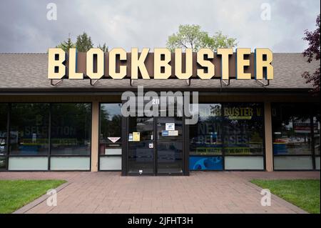 Bend, Oregon, États-Unis. 19th juin 2022. Le dernier site de location de vidéos Blockbuster restant se trouve à Bend, Oregon, sur 19 juin 2022. Blockbuster LLC a fermé tous ses magasins appartenant à la société d'ici 2014, laissant le site de Bend comme l'un des 50 magasins de franchise restants. En juillet 2018, il est devenu le dernier Blockbuster restant aux États-Unis, et en mars 2019 le dernier au monde. (Image de crédit : © David Becker/ZUMA Press Wire) Banque D'Images