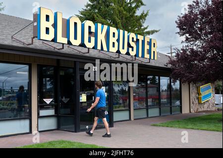 Bend, Oregon, États-Unis. 19th juin 2022. Un homme retourne des DVD loués au dernier magasin vidéo Blockbuster restant est vu à Bend, Oregon sur 19 juin 2022. Blockbuster LLC a fermé tous ses magasins appartenant à la société d'ici 2014, laissant le site de Bend comme l'un des 50 magasins de franchise restants. En juillet 2018, il est devenu le dernier Blockbuster restant aux États-Unis, et en mars 2019 le dernier au monde. (Image de crédit : © David Becker/ZUMA Press Wire) Banque D'Images