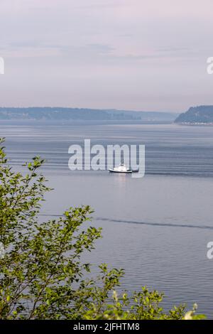 Everett, WA - Etats-Unis: 02-06-2022: Le bateau à vapeur FOSS traverse le détroit de Puget Banque D'Images