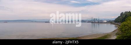 Everett, WA - Etats-Unis: 02-06-2022: Panorama du port d'Everett Waterfront Banque D'Images