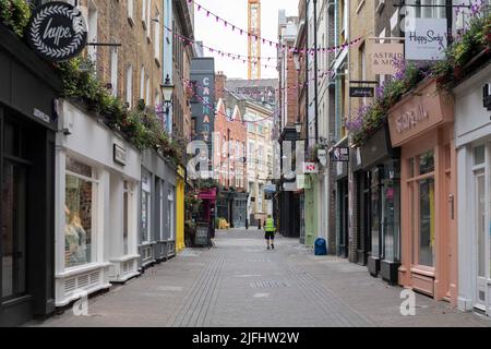 Le centre de Londres est considéré comme exceptionnellement vide et déserté alors que la grève ferroviaire menée par RMT Union se poursuit pour la deuxième journée. Photo : Carnaby semble vide. Banque D'Images